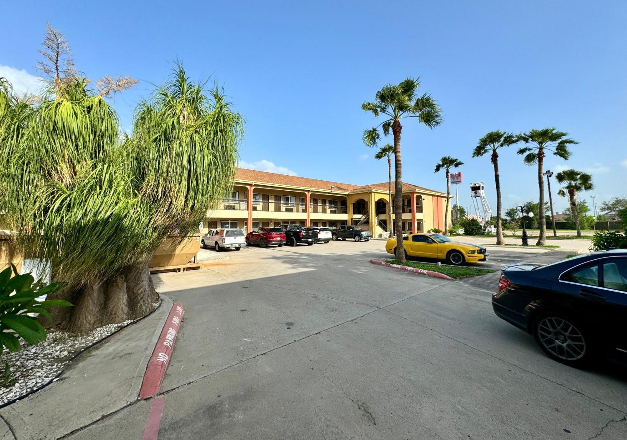 Texas Inn And Suites City Center At University Dr. Edinburg Εξωτερικό φωτογραφία