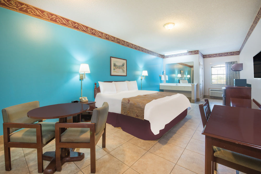 Texas Inn And Suites City Center At University Dr. Edinburg Εξωτερικό φωτογραφία